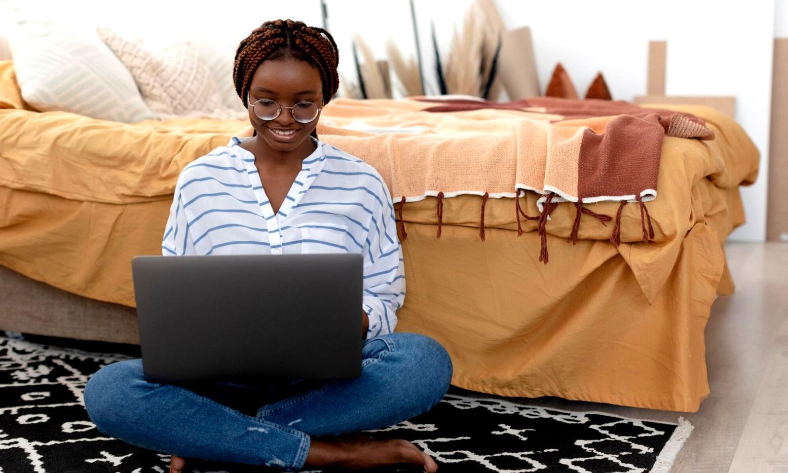 Espace de travail moderne avec systèmes d'automatisation financière